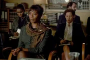 Gegen die ruandische Parlamentsabgeordnete Alice Munezero (Noma Dumezweni, Mi.) werden schwerwiegende Vorwürfe erhoben.