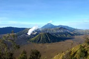 Der geheimnisvolle Bromo-Vulkan im "Bromo Tengger Semeru Nationalpark" auf der indonesischen Insel Java. Einmal im Jahr findet hier das Kesada-Fest der Hindus statt. Dem dampfenden Bromo-Vulkan werden dabei Opfergaben dargeboten. Der geheimnisvolle Bromo-Vulkan im "Bromo Tengger Semeru Nationalpark" auf der indonesischen Insel Java. Einmal im Jahr findet hier das Kesada-Fest der Hindus statt. Dem dampfenden Bromo-Vulkan werden dabei Opfergaben dargeboten.