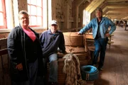 NDR Fernsehen MARETV, "Südschwedens Schärengarten", am Donnerstag (19.07.12) um 20:15 Uhr. Marie, Göran und Lasse (v.l.n.r.) arbeiten in der „Repslagarbanan“, der Reeperbahn, von Karlskrona.