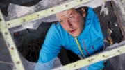 Benjamin (Mirko Lang) und seine Gefährten sind in dem alten Flugzeugwrack eingeschlossen und hängen über dem Abgrund.