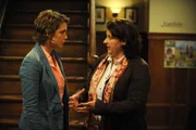 Maria ist erschrocken, als sie von Monika erfährt, was ein Maori-Gericht ist. Von links: Maria Kirchleitner (Daniela März) und Monika Vogl (Christine Reimer).