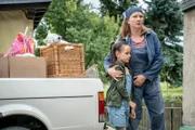 Carmen Weißflog (Katja Studt, r.) muss mit ihrer Tochter (Ruby Paulina Mellahn, l.) ihren kleinen Bauernhof räumen, den Großbauer Huber aufgekauft hat.