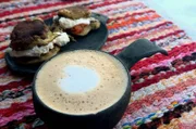 Pilzsuche in Finnland: Mit einem Sirup aus selbst gesammelten Chaga-Pilzen verfeinert Stephan seinen Milchkaffee. Serviert wird die Leckerei mit Brötchen, Konfitüre und gefrorenem Marzipan.