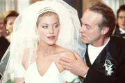 Dr. Christian Roehrs (Siemen Rühaak) ist sich seiner Laura (Cecilia Kunz) sicher - doch die Braut hat eine Überraschung für ihren Bräutigam...