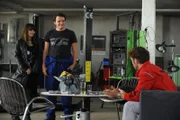 Nina und Flori sind von Lex total begeistert. Von links: Nina Kreutzer (Andrea Schmitt), Florian Brunner (Tommy Schwimmer) und Lex (Sebastian Gerold).