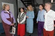 Emily (Anne Menden, 2.v.l.), Alicia (Josefin Bressel, M.), Paulina (Christina Arends, 2.v.r.) und Moritz (Lennart Borchert) feiern Marens (Eva Mona Rodekirchen) Geburtstag.