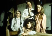 (v.l.n.r.) Laura (Melissa Gilbert), Caroline (Karen Grassle), Carrie (Lindsay Sidney Greenbush) und Mary (Malissa Sue Anderson) beobachten ihren Vater ...