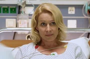 Franziska Reber (Natalie O'Hara) kommt mit rätselhaften Lähmungserscheinungen ins Krankenhaus.