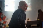 Christel (Katja Riemann) spielt die Orgelauf Winnes Trauerfeier.