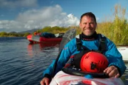 Expedition am Limit Wildwasser-Expedition ins Bärenland Steve und ein Team von Weltklasse-Kajakfahrern machen sich auf den Weg zur Halbinsel Kamtschatka im äussersten Osten Russlands.