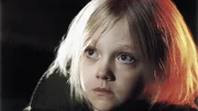 Brendas (Dakota Fanning) Familie wurde brutal ermordet. Nur sie und ihre ältere Schwester wurden verschont. Ein Zufall?
