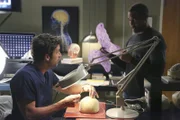 Zufällig stößt Derek (Patrick Dempsey, l.) auf eine neue Operationsmethode, während Ben (Jason Winston George, r.) aus L. A. eingereist ist, um seiner Familie eine große Neuigkeit mitzuteilen ...