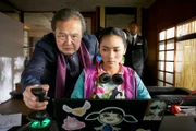 Der japanische Gangsterboss Mitsu Yamoto (Gen Seto) hat mit Hilfe der quirligen Jung-Hackerin und versierten Gamerin Chichi (Mai Duong Kieu) Kontrolle über das japanische Hightech-Elektro-Auto von Dana übernommen und sie damit als Geisel genommen.