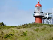 Auf einer 40 Meter hohen Düne thront der Leuchtturm der westfriesischen Insel Vlieland.