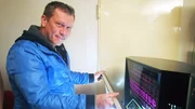 Trödelexperte Otto Schulte überprüft, ob sich die Jukebox noch reparieren lässt..