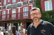 Auxtin Darraïdou vor seinem in fünfter Generation geführten Restaurant in Espelette, das für die Spezialität Axoa bekannt ist.