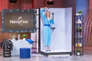 Bevor der Pitch von "HornyFeet" beginnt, hat Janna Ensthaler mit Nils Glagau gewettet, ob die Dusche im Set wirklich funktioniert.