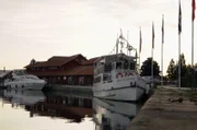 Der Göta-Kanal in Schweden, im 19. Jahrhundert errichtet, verbindet die Ost- und Westküste miteinander. Einst erleichterte er vor allem den Warentransport, heute genießen Ausflügler auf einer Kanalfahrt die Landschaft.