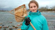 Ingrid de Grooth, Studentin und Wildnis-Hospitantin. Im Flathead River, der Lebensader des Friedensparks, sucht sie nach Wasser-Insekten.