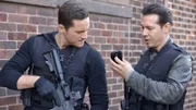 Jay Halstead (Jesse Lee Soffer, li.)