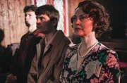 Die Familie Greaves (v.l.n.r. Milo Callaghan, Oliver Finnegan und Simone Kirby) in der Kirche.
