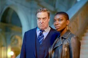 Kate (Michaela Coel, re.) und Michael (John Goodman, li.) trauern um die ermordete Eve. Wer steckt hinter dem schrecklichen Attentat?
