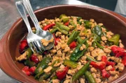 Nach einem herrlichen Tag in den nebeligen Hügeln des Baskenlandes schmeckt nichts besser als eine Axoa – ein Lammragout in den Farben der baskischen Flagge Ikurriña.