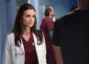 Chicago Med Spiegelbilder - Mirror, Mirror Staffel 2, Episode 12 Sie lächelt ihn an: Torrey DeVitto als Dr. Natalie Manning