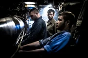 REENACTMENT - Die Wahoo-Besatzung lädt Torpedos auf der USS Wahoo (Dramatische Darstellung) L-R: Eric David, Kyle Webber, Tyler Root.