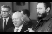 Der sowjetische Regierungschef Nikita Chruschtschow (Mi.) und der kubanische Staatschef Fidel Castro (re.)