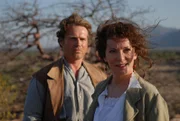 Victor March (Pierre Besson, l.); Katharina von Strahlberg (Iris Berben, r.)