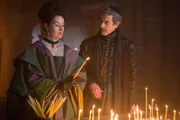 Milady (Maimie McCoy, l.); Kardinal Richelieu (Peter Capaldi, r.)