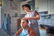 Dorothee Reinhard (Martina Gedeck) hat eine enge Beziehung zu Jonas Lange (Max Hubacher) – dem Freund ihrer verschwundenen Tochter. Aber sagt er ihr wirklich die ganze Wahrheit?