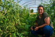 Der Biohof Pex liegt im Landkreis Deggendorf am Rande des Gäubodens. Anna hat Landwirtschaft studiert und den Hof gemeinsam mit ihrem Mann Fabian übernommen. Ihr Tag beginnt um 5 Uhr morgens und vor 21 Uhr gibt es in der Regel keinen Feierabend für sie. Gemüseanbau und die Zucht von Krainer Steinschafen sind die Hauptstandbeine des Betriebs. Anna Spezialität ist das Fermentieren von Lebensmitteln. Auch für das Landfrauenküche-Menü serviert sie fermentierte Zutaten.