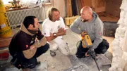 Alleskönner Matti (re.) und seine Kollegen beraten sich über die nächsten Schritte