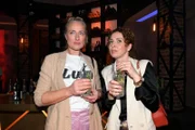 ACHTUNG SPERRFRIST! Die Veröffentlichung dieses Motives ist für alle ONLINE-MEDIEN (außer Programm-Presse) erst ab dem 15.05.2025 frei. Nina (Maria Wedig, r.) und Maren (Eva Mona Rodekirchen) versuchen Julians Verhalten auf der Mauerwerkparty zu deuten.