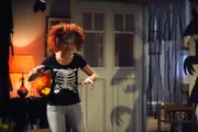 Caro (Teresa Rizos) ist voll in Halloween-Stimmung.