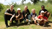 Checkerin Marina (Mitte) findet mit Forscherin Aenne, Carla, Helena, Tessa und Naayif heraus, was die meisten Menschen schön finden.