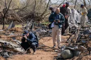 REENACTMENT - Eric Blankenstein (gespielt von Olivier Lamarche) und der papuanische Ermittler (gespielt von Andrew Hinkson) untersuchen das Wrack von Airline PNG Flight 1600.