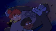 Auf Jacks warmer Brust haben Taylor, Tommy und die Waran-Babys einen kuscheligen Platz für die kalte Nacht gefunden.