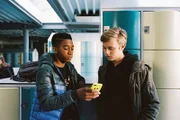 Jeroen (Genisis Akesson, li.) und Kees (Ole Kroes, re.) schauen einen Vlog an.
