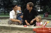 Alex tut so, als sei Richie sein Sohn, um die alleinerziehende Astrid zu beeindrucken. (v.l.n.r.: Ragna Pitoll, Elvis Grabbe, Matthias Leja, Franca Knies)