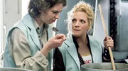 Stefanie (Isabelle Stoffel, li.) freundet sich mit der neuen Köchin in Reutlitz, Kim Krause (Judith Hildebrandt) an. Doch so nett Kim ist, ihr Essen ist ungenießbar...