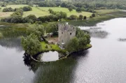 Ein Schloss inmitten des Lough Derg: Der Binnensee ist ein Paradies für Angler und Hobbykapitäne.