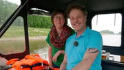 Drei Wasserstraßen, zwei Reisende, ein Hausboot: Stefan Pinnow (r) und seine Kapitänin Christine Drühl schippern zunächst auf der Havel von Berlin über Werder nach Brandenburg.