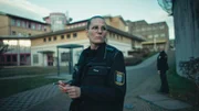 JVA-Beamtin Reetz kontrolliert den Hof vor jeder Freistunde der Inhaftierten. Sie stellt sicher, dass keine Überwürfe stattgefunden haben oder gefährliche Gegenstände im Hof herumliegen.