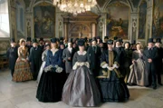 Die Buddenbrook-Frauen bei der Senatoren-Vereidigung von Thomas Buddenbrook: v.l.: Gerda (Léa Bosco), Konsulin Betsy (Iris Berben) und Tony (Jessica Schwarz)