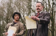 Die örtliche Polizei (Jade Jordan, l. und David Ryan, r.) findet einen Brief von Billy.