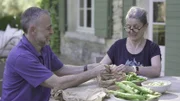 V.l.: Michel Roux und Gisele.  Die Verwendung des sendungsbezogenen Materials ist nur mit dem Hinweis und Verlinkung auf RTL+ gestattet.
