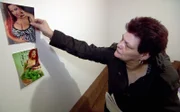 Die gläubige Tauschmama Gerda hängt erst einmal die sexy Fotos von Sandra ab